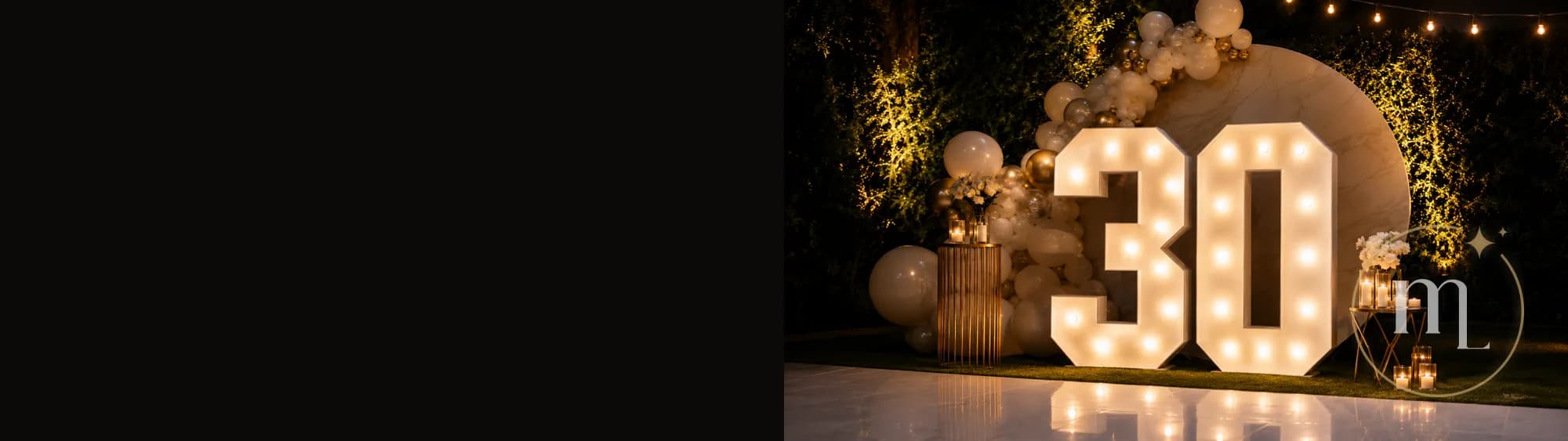 Un 30 iluminado en un jardín de noche, entre globos y velas, reflejándose en el piso