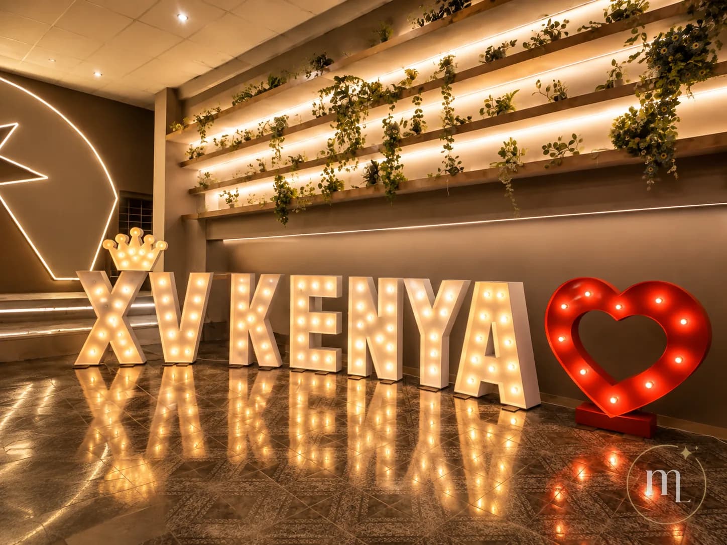 XV KENYA en letras iluminadas, con la corona sobre la X y el corazón rojo al lado, reflejándose en el piso